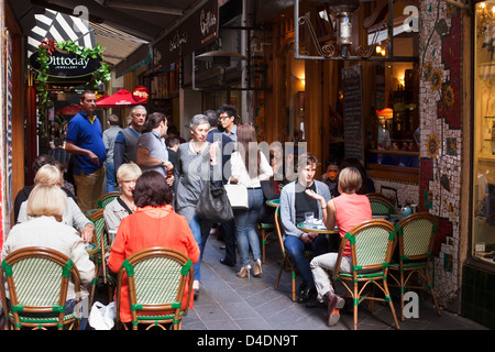 L'heure du déjeuner diners à ruelle cafés dans le bloc. Melbourne, Victoria, Australie Banque D'Images