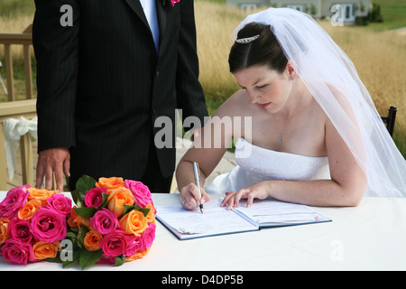 Mariée et le marié de la signature du certificat de mariage Banque D'Images