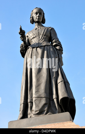 Londres, Angleterre, Royaume-Uni. Statue (par Arthur George Walker) de Florence Nightingale (1820-1910) dans la région de Waterloo Place Banque D'Images