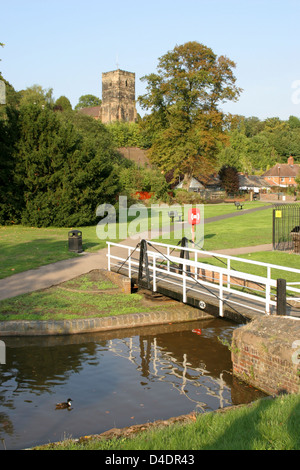 Droitwich Canal et Doddenham Worcestershire Droitwich église England UK Banque D'Images