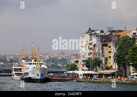 Les traversiers de passagers au remblai de Beyoglu à Istanbul, Turquie. Banque D'Images