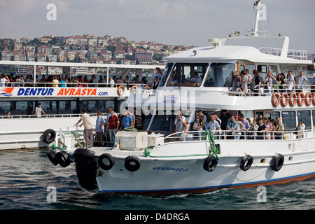 Groupe de passagers, les touristes et les citoyens sur les traversiers de passagers à Istanbul, Turquie. Banque D'Images