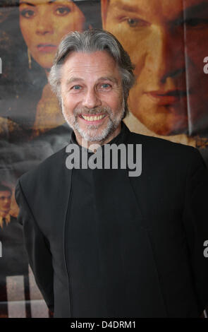 Acteur autrichien Dja Hirschal arrive pour la première mondiale de son film "Jump !" à Linz, Autriche, 16 avril 2008. Le film est basé sur l'histoire vraie du célèbre photographe Philippe Halsman et le procès pour meurtre sur lui en 1928. Le père de Halsman, un médecin juif, est mort pour des raisons de unrevelad au cours d'une randonnée en montagne et Halsman a été condamné malgré pas de preuve ou de témoins que ce soit. Banque D'Images