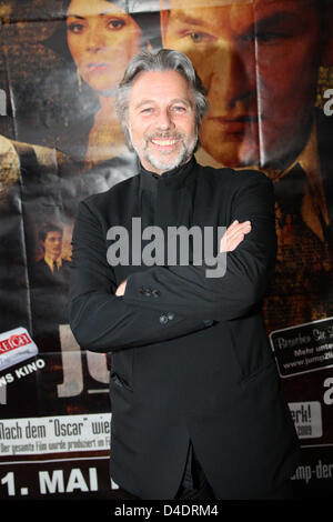 Acteur autrichien Dja Hirschal arrive pour la première mondiale de son film "Jump !" à Linz, Autriche, 16 avril 2008. Le film est basé sur l'histoire vraie du célèbre photographe Philippe Halsman et le procès pour meurtre sur lui en 1928. Le père de Halsman, un médecin juif, est mort pour des raisons de unrevelad au cours d'une randonnée en montagne et Halsman a été condamné malgré pas de preuve ou de témoins que ce soit. Banque D'Images