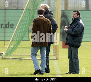 (L-R) ancien gardien Dieter Burdenski Werder Bremen, chef instructeur des entraîneurs de l'Association allemande de football (DFB) Erich Rutemoeller, et l'Allemagne, la plupart des joueur de l'ancien international Lothar, Matthaeus en photo lors d'une formation de Bundesliga club SV Werder Bremen à Brême, Allemagne, 17 avril 2008. Programme Matthaeus stagiaires au Werder Brême dans le champ d' appren Matthaeus Banque D'Images