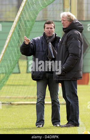 La plupart de l'Allemagne, l'ancien joueur de Lothar international programme Matthaeus (L), et Erich Rutemoeller (R), des entraîneurs en chef instructeur de la Fédération allemande de football (DFB), photographié au cours d'une formation de Bundesliga club SV Werder Bremen à Brême, Allemagne, 17 avril 2008. Programme Matthaeus stagiaires au Werder Brême dans le cadre de son apprentissage pour devenir un entraîneur de football. Photo : CARMEN Banque D'Images