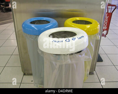 De nombreuses gares italiennes disposent de séparation des déchets comme ceux-ci à la gare Termini de Rome, Italie, 01 février 2008. Photo : Lars Halbauer Banque D'Images