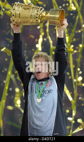 Le gardien du Bayern Munich Oliver Kahn détient le trophée après Munich a remporté la finale de la Coupe DFB allemand contre Dortmund au stade olympique de Berlin, Allemagne, 19 avril 2008. Photo : GRIMM PAR LES PAIRS Banque D'Images