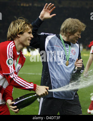 Le gardien du Bayern Munich Oliver Kahn célèbre avec coéquipier Andreas Ottl (L) après Munich a remporté la finale de la Coupe DFB allemand contre Dortmund au stade olympique de Berlin, Allemagne, 19 avril 2008. Photo : RAINER JENSEN Banque D'Images