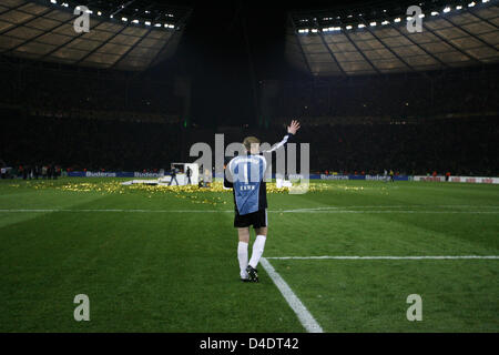 Le gardien du Bayern Munich Oliver Kahn marche sur le terrain une fois de plus seul après la cérémonie de remise des prix de la finale de la Coupe DFB allemand que Munich a gagné contre Dortmund au stade olympique de Berlin, Allemagne, 19 avril 2008. Photo : RAINER JENSEN Banque D'Images