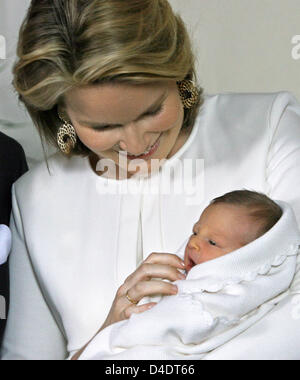 La couronne de Belgique, la Princesse Mathilde quitte l'hôpital Erasme avec son nouveau né fille, la Princesse Eleonore dans ses bras à Anderlecht, Bruxelles, Belgique, 21 avril 2008. La princesse Eleonore, qui est né le 16 avril 2008, est le quatrième enfant du Prince Héritier Philippe et la Princesse Mathilde. Photo : Albert Nieboer (Pays-Bas) Banque D'Images