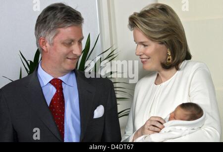 La couronne de Belgique le Prince Philippe et la Princesse Mathilde laisser hôpital Erasme avec leur nouveau né fille, la Princesse Eleonore à Anderlecht, Bruxelles, Belgique, 21 avril 2008. La princesse Eleonore, qui est né le 16 avril 2008, est le quatrième enfant du Prince Héritier Philippe et la Princesse Mathilde. Photo : Albert Nieboer (Pays-Bas) Banque D'Images