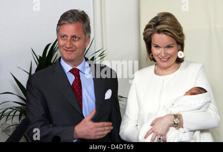 La couronne de Belgique le Prince Philippe et la Princesse Mathilde laisser hôpital Erasme avec leur nouveau né fille, la Princesse Eleonore à Anderlecht, Bruxelles, Belgique, 21 avril 2008. La princesse Eleonore, qui est né le 16 avril 2008, est le quatrième enfant du Prince Héritier Philippe et la Princesse Mathilde. Photo : Albert Nieboer (Pays-Bas) Banque D'Images