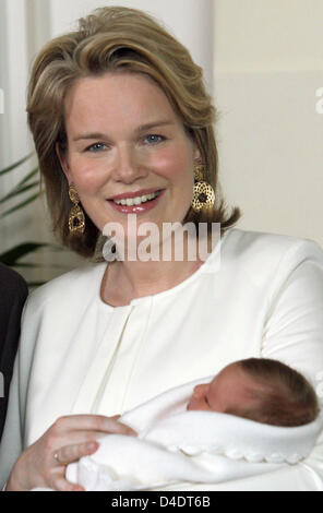 La couronne de Belgique, la Princesse Mathilde quitte l'hôpital Erasme avec son nouveau né fille, la Princesse Eleonore dans ses bras à Anderlecht, Bruxelles, Belgique, 21 avril 2008. La princesse Eleonore, qui est né le 16 avril 2008, est le quatrième enfant du Prince Héritier Philippe et la Princesse Mathilde. Photo : Albert Nieboer (Pays-Bas) Banque D'Images