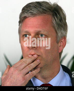 La couronne de Belgique le Prince Philippe gestes tout en laissant l'hôpital Erasme avec son nouveau né fille, la Princesse Eleonore (non représenté) à Anderlecht, Bruxelles, Belgique, 21 avril 2008. La princesse Eleonore, qui est né le 16 avril 2008, est le quatrième enfant du Prince Héritier Philippe et la Princesse Mathilde. Photo : Albert Nieboer (Pays-Bas) Banque D'Images