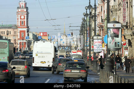 Vue sur l'avenue animée Nevsky Prospekt, à l'Amirauté (C) à Saint-Pétersbourg, Russie, 26 mars 2008. Photo : Matthias Schrader Banque D'Images