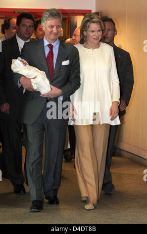 Le Prince Philippe de Belgique et la Princesse Mathilde de Belgique congé avec leur nouveau-né fille, la Princesse Eleonore de Belgique l'Erasmus - Hôpital Erasme à Bruxelles, Belgique, 21 avril 2008. La princesse Eleonore, qui est né le 16 avril 2008, est le quatrième enfant du couple royal. Photo : Albert Nieboer (Pays-Bas) Banque D'Images