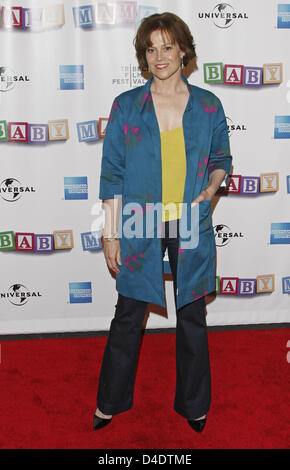 L'actrice américaine Sigourney Weaver arrive à la première mondiale du film 'Baby Mama' pendant le Tribeca Film Festival au Ziegfeld Theatre à New York City, USA, 23 avril 2008. Photo : Hubert Boesl Banque D'Images