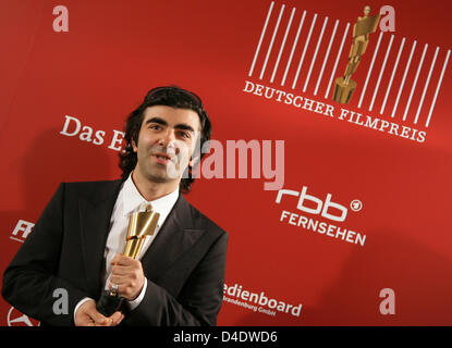 Fatih Akin directeur pose avec son 'Lola Award' à la 58e Prix Film allemand à Berlin, Allemagne, 25 avril 2008. Akin a été honoré dans la catégorie 'Best Sreenplay" pour son film "Auf der anderen Seite" (de l'autre côté'/'le bord du ciel"). Le film allemand Awards compté 15 catégories. Photo : Jens Kalaene Banque D'Images