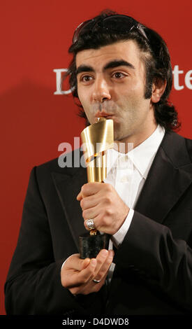 Réalisateur Fatih Akin embrasse sa 'Lola Award' à la 58e Prix Film allemand à Berlin, Allemagne, 25 avril 2008. Akin a été honoré dans la catégorie 'Best Sreenplay" pour son film "Auf der anderen Seite" (de l'autre côté'/'le bord du ciel"). Le film allemand Awards compté 15 catégories. Photo : Jens Kalaene Banque D'Images