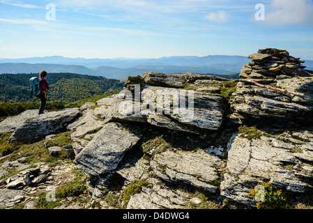 Walker au sommet de Signal de Bougès sur le sentier Robert Louis Stevenson dans les Cévennes, Lozère, France Banque D'Images