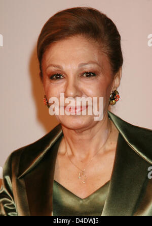 Ex-Impératrice de la Perse, Farah Diba Pahlavi arrive à l 'Innocence en Danger' gala à l'hôtel Grand Hyatt à Berlin, Allemagne, 26 avril 2008. 480 personnes ont rejoint le gala à prendre contre les abus sur les enfants dans l'Internet. Photo : JENS KALAENE Banque D'Images