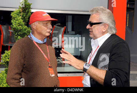 L'allemand Willi Weber (R), gestionnaire de l'ancien champion du monde de Formule 1 Michael Schumacher, et l'ancien champion du monde de Formule 1 autrichien Niki Lauda parler dans le paddock avant le début de la Formule 1 Grand Prix d'Espagne sur le circuit de Catalunya à Montmelo, près de Barcelone, Espagne, 27 avril 2008. Photo : GERO BRELOER Banque D'Images