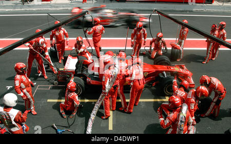 Pilote de formule 1 finlandais Kimi Raikkonen (en bas) de la Scuderia Ferrari geta un pitstop pendant que la pilote de Formule 1 Lewis Hamilton de McLaren Mercedes (retour) passe lui au cours du Grand Prix de Formule 1 d'Espagne sur le circuit de Catalunya à Montmelo, près de Barcelone, Espagne, 27 avril 2008. Photo : FELIX HEYDER Banque D'Images