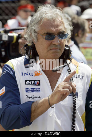 Le directeur principal de l'équipe Renault Flavio Briatore italien au cours des gestes le Grand Prix de Formule 1 d'Espagne sur le circuit de Catalunya à Montmelo, près de Barcelone, Espagne, 27 avril 2008. Alonso a pris sa retraite de la Grand Prix d'Espagne. Photo : afp/Piscine Manu Fernandez Banque D'Images