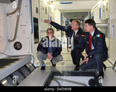 Les astronautes de l'Agence spatiale européenne ESA (L-R) Leopold Eyharts de France, Hans Schlegel de l'Allemagne et l'Italie de Paolo Nespoli posent à l'intérieur d'un modèle du laboratoire Columbus à Cologne, Allemagne, 29 avril 2008. L'ESA et le Centre aérospatial allemand (DLR) en campagne pour la prochaine génération d'astronautes. Photo : OLIVER BERG Banque D'Images