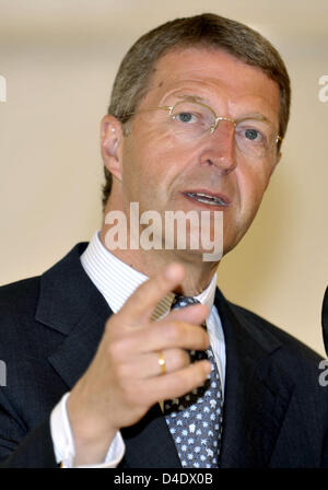 Chef de groupe Métro Eckhard Cordes gestes à Duesseldorf, Allemagne, 29 avril 2008. Le groupe de gros présentés lors d'une conférence de presse un plus dans les chiffres d'affaires de 7,3  % à 15,6 milliards d'euros. Photo : ACHIM SCHEIDEMANN Banque D'Images
