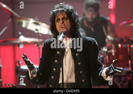 Chanteur de rock américain Alice Cooper effectue au cours de l'enregistrement de la station de télévision privée allemande du 50e RTL 'ultime Chartshow" à Cologne, Allemagne, 29 avril 2008. Le numéro anniversaire qui seront diffusées pendant 02 mai, 21:15 CET présentera les 50 'plus de succès classiques du rock de tous les temps'. Photo : JOERG CARSTENSEN Banque D'Images