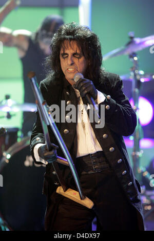 Chanteur de rock américain Alice Cooper effectue au cours de l'enregistrement de la station de télévision privée allemande du 50e RTL 'ultime Chartshow" à Cologne, Allemagne, 29 avril 2008. Le numéro anniversaire qui seront diffusées pendant 02 mai, 21:15 CET présentera les 50 'plus de succès classiques du rock de tous les temps'. Photo : JOERG CARSTENSEN Banque D'Images