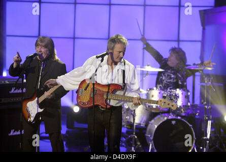 La glam rock band La Douce (L-R) le guitariste Andy Scott, chanteur et bassiste Peter Lincoln, le batteur Bruce exécuter pendant l'Bisland enregistrement de station de télévision privée allemande du 50e RTL 'ultime Chartshow" à Cologne, Allemagne, 29 avril 2008. Le numéro anniversaire qui seront diffusées pendant 02 mai, 21:15 CET présentera les 50 'plus de succès classiques du rock de tous les temps'. Photo : JOERG LOCATION Banque D'Images