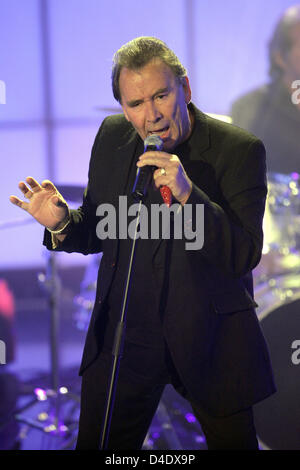 Le chanteur anglais Reg Presley et son groupe The Troggs effectuer au cours de l'enregistrement de la station de télévision privée allemande du 50e RTL 'ultime Chartshow" à Cologne, Allemagne, 29 avril 2008. Le numéro anniversaire qui seront diffusées pendant 02 mai, 21:15 CET présentera les 50 'plus de succès classiques du rock de tous les temps'. Photo : JOERG CARSTENSEN Banque D'Images