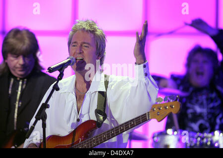 La glam rock band La Douce (L-R) le guitariste Andy Scott, chanteur et bassiste Peter Lincoln, le batteur Bruce exécuter pendant l'Bisland enregistrement de station de télévision privée allemande du 50e RTL 'ultime Chartshow" à Cologne, Allemagne, 29 avril 2008. Le numéro anniversaire qui seront diffusées pendant 02 mai, 21:15 CET présentera les 50 'plus de succès classiques du rock de tous les temps'. Photo : JOERG LOCATION Banque D'Images