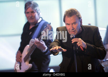 The Troggs avec chanteur Reg Presley (R) et le bassiste Pete Staples (L) exécuter au cours de l'enregistrement de la station de télévision privée allemande du 50e RTL 'ultime Chartshow" à Cologne, Allemagne, 29 avril 2008. Le numéro anniversaire qui seront diffusées pendant 02 mai, 21:15 CET présentera les 50 'plus de succès classiques du rock de tous les temps'. Photo : JOERG CARSTENSEN Banque D'Images