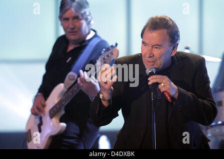 The Troggs avec chanteur Reg Presley (R) et le bassiste Pete Staples (L) exécuter au cours de l'enregistrement de la station de télévision privée allemande du 50e RTL 'ultime Chartshow" à Cologne, Allemagne, 29 avril 2008. Le numéro anniversaire qui seront diffusées pendant 02 mai, 21:15 CET présentera les 50 'plus de succès classiques du rock de tous les temps'. Photo : JOERG CARSTENSEN Banque D'Images