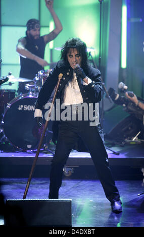 Chanteur de rock américain Alice Cooper effectue au cours de l'enregistrement de la station de télévision privée allemande du 50e RTL 'ultime Chartshow" à Cologne, Allemagne, 29 avril 2008. Le numéro anniversaire qui seront diffusées pendant 02 mai, 21:15 CET présentera les 50 'plus de succès classiques du rock de tous les temps'. Photo : JOERG CARSTENSEN Banque D'Images