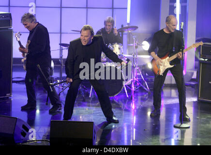 The Troggs avec chanteur Reg Presley (C), le bassiste Pete Lucas (L) et le guitariste Chris Britton (R) effectuer au cours de l'enregistrement de la station de télévision privée allemande du 50e RTL 'ultime Chartshow" à Cologne, Allemagne, 29 avril 2008. Le numéro anniversaire qui seront diffusées pendant 02 mai, 21:15 CET présentera les 50 'plus de succès classiques du rock de tous les temps'. Photo : JOERG CARSTENSEN Banque D'Images