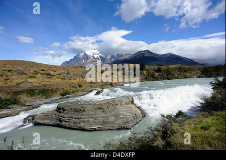 Cascada Paine sur le Rio Paine avec Torres del Paine et Monte Almirante Nieto en arrière-plan. . Banque D'Images