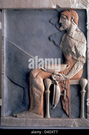L'art grec archaïque. Stèle funéraire représentant un potter. Début du 6ème siècle av. Polychromé Banque D'Images