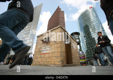 Des dépliants sont détenues par la fenêtre d'une cellule à lire 'La liberté de la presse n'est que la taille de 2x3 mètres dans plus de 30 pays, au cours d'une manifestation à Berlin, Allemagne, 02 mai 2008. L'organisation Reporters sans frontières (RSF) a errected symboliquement une cellule de prison sur la capitale Allemande pour célébrer la Journée mondiale de la liberté de la presse UNESCO le 03 mai. Reporters sans frontières posts que Banque D'Images