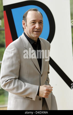 L'acteur américain Kevin Spacey pose lors d'une conférence de presse sur le jeu 'grand' pour être jouée au Festival Ruhrfestspiele à Recklinghausen, Allemagne, 02 mai 2008. Œuvres d'écrivains nous seront dans l'analyse à cette année, la période de six semaines de festival, David Mamet la charrue 'Vitesse' premieres on 03 mai. Photo : JOERG CARSTENSEN Banque D'Images