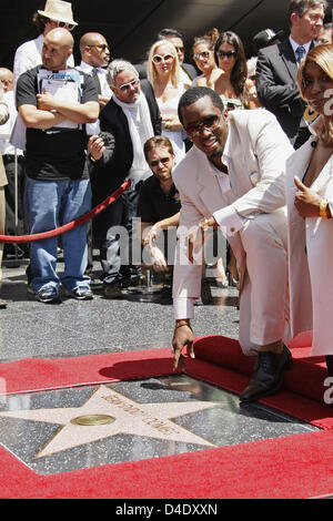 Le rappeur américain, producteur, acteur et entrepreneur Sean 'Diddy' Combs (C) pose avec son étoile sur le Hollywood Walk of Fame, Los Angeles, Californie, USA, 02 mai 2008. La 2,362ème étoile sur le Hollywood Walk of Fame porte son nom. Photo : Hubert Boesl Banque D'Images