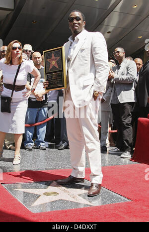 Le rappeur américain, producteur, acteur et entrepreneur Sean 'Diddy' Combs (C) pose avec son étoile sur le Hollywood Walk of Fame, Los Angeles, Californie, USA, 02 mai 2008. La 2,362ème étoile sur le Hollywood Walk of Fame porte son nom. Photo : Hubert Boesl Banque D'Images