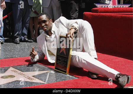 Le rappeur américain, producteur, acteur et entrepreneur Sean 'Diddy' Combs (C) pose avec son étoile sur le Hollywood Walk of Fame, Los Angeles, Californie, USA, 02 mai 2008. La 2,362ème étoile sur le Hollywood Walk of Fame porte son nom. Photo : Hubert Boesl Banque D'Images