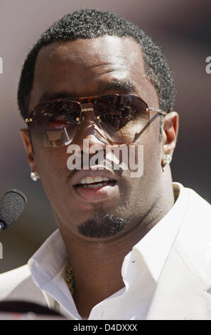 Le rappeur américain, producteur, acteur et entrepreneur Sean 'Diddy' Combs est représenté lors de la présentation de son étoile sur le Hollywood Walk of Fame, Los Angeles, Californie, USA, 02 mai 2008. La 2,362ème étoile sur le Hollywood Walk of Fame porte son nom. Photo : Hubert Boesl Banque D'Images