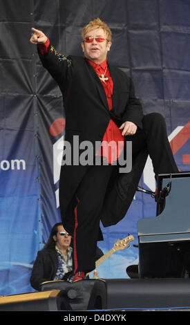 Musicien Elton John joue sur la scène pendant le concert de clôture à la saison de ski Ischgl, Autriche, 03 mai 2008. La fin de la saison de ski est traditionnellement célébrée par un 'haut de la montagne" les concerts par des musiciens bien connus. Photo : Felix Hoerhager Banque D'Images