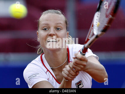 Agnes Szavay de Hongrie renvoie un revers à Ana Ivanovic de Serbie dans leurs German Open WTA match quart de finale à Berlin, Allemagne, 09 mai 2008. Photo : Wolfgang Kumm Banque D'Images